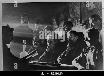 Riunione degli eletti in seno al comitato di gestione della "nuova vita" fattoria collettiva. Mosca (vicinanze), URSS (Unione delle Repubbliche socialiste sovietiche). Tra il 1930 e il 1940 Foto Stock