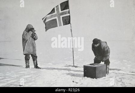 Il capitano Roald Amundsen (1872-1928) prendendo attrazioni al Polo Sud. Foto Stock