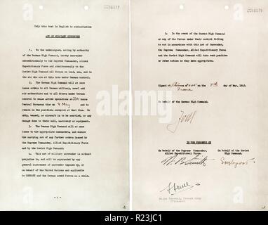 La marcatura del documento la Germania rinuncia firmata a Reims in Francia il 7 maggio 1945 firmato dal generale Jodl Foto Stock