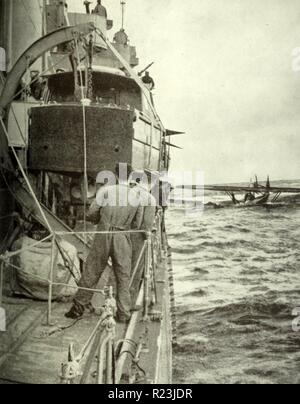 Fotografia dell'equipaggio di aerei tedeschi portò giù viene salvato da un cacciatorpediniere inglese. Datata 1939 Foto Stock