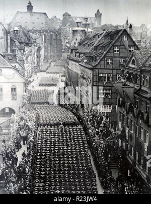 I partecipanti al 'nazi' Party Grossdeutshiands marzo " nel settembre 1938 in geschmuckten Strassem a Norimberga Foto Stock