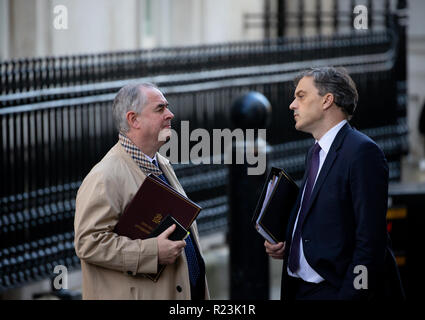 Julian Smith, Segretario Parlamentare per il Tesoro (Chief Whip) e Geoffrey Cox, Procuratore Generale, hanno una chat dopo la riunione del gabinetto dove tal Foto Stock