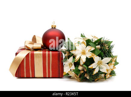 Bellissimi ornamenti Natale e regali su uno sfondo bianco, isolato Foto Stock