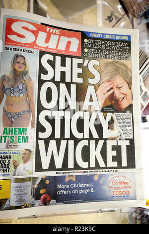 Sun titolo di giornale "egli è su un adesivo paletto' sulla trattativa Brexit a Londra REGNO UNITO 16 Novembre 2018 Foto Stock