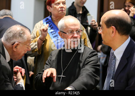 Justin Welby, Arcivescovo di Canterbury è visto con i sopravvissuti alla commemorazione. Migliaia di persone tra cui i politici chiave, celebrità fede leader, profilo alto sostenitori dello status di rifugiato i diritti dei bambini si riuniscono in un evento organizzato dalla carità del Regno Unito un passaggio sicuro in Euston, London per commemorare l'ottantesimo anniversario della Kindertransport. Superstiti del Kindertransport hanno rilasciato una dichiarazione chiedendo al governo di fornire più rotte al santuario per i bambini rifugiati. Foto Stock