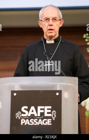 Justin Welby, Arcivescovo di Canterbury visto parlando alla commemorazione. Migliaia di persone tra cui i politici chiave, celebrità fede leader, profilo alto sostenitori dello status di rifugiato i diritti dei bambini si riuniscono in un evento organizzato dalla carità del Regno Unito un passaggio sicuro in Euston, London per commemorare l'ottantesimo anniversario della Kindertransport. Superstiti del Kindertransport hanno rilasciato una dichiarazione chiedendo al governo di fornire più rotte al santuario per i bambini rifugiati. Foto Stock