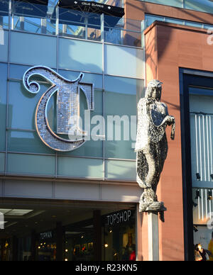 La figura di minerva dallo scultore Andy Scott al di fuori di trinità il complesso shopping riferimento cuscinetto per il panno di lana e scambi di leeds Yorkshire Regno Unito Foto Stock