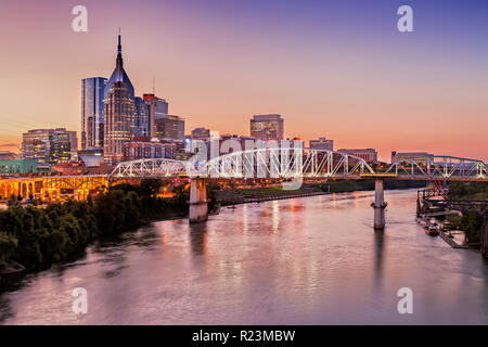 Nashville Skyline e John Seigenthaler ponte pedonale al crepuscolo Foto Stock