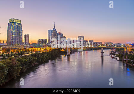 Nashville Skyline e John Seigenthaler ponte pedonale al crepuscolo Foto Stock