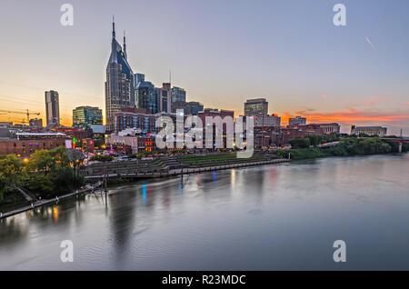 Nashville Skyline da John Seigenthaler ponte pedonale al crepuscolo Foto Stock