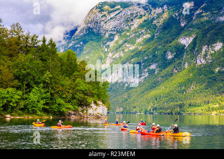 Canoisti in un lago. Foto Stock