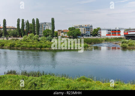 PLOVDIV, Bulgaria - 7 Maggio 2018: Il fiume Maritsa, passando attraverso la città di Plovdiv, Bulgaria Foto Stock