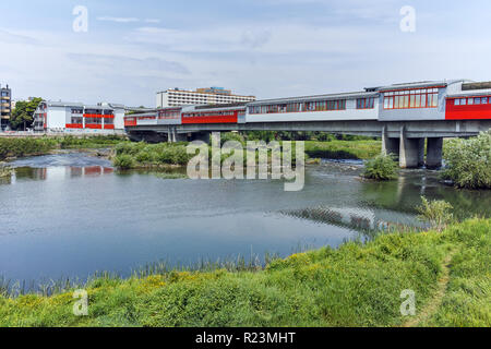 PLOVDIV, Bulgaria - 7 Maggio 2018: Il fiume Maritsa, passando attraverso la città di Plovdiv, Bulgaria Foto Stock