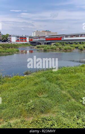 PLOVDIV, Bulgaria - 7 Maggio 2018: Il fiume Maritsa, passando attraverso la città di Plovdiv, Bulgaria Foto Stock