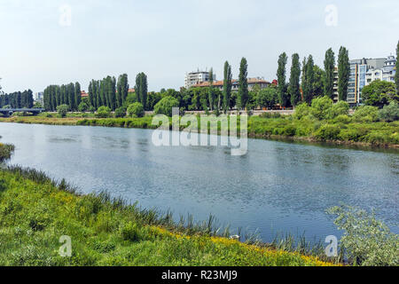 PLOVDIV, Bulgaria - 7 Maggio 2018: Il fiume Maritsa, passando attraverso la città di Plovdiv, Bulgaria Foto Stock