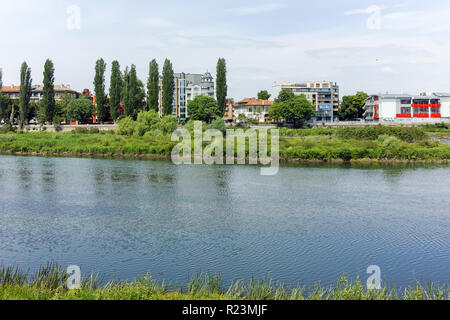 PLOVDIV, Bulgaria - 7 Maggio 2018: Il fiume Maritsa, passando attraverso la città di Plovdiv, Bulgaria Foto Stock