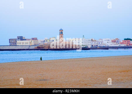 Vista Al Ayjah città faro nella baia di Sur, Oman. Foto Stock