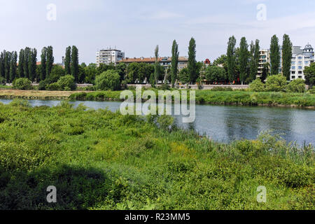 PLOVDIV, Bulgaria - 7 Maggio 2018: Il fiume Maritsa, passando attraverso la città di Plovdiv, Bulgaria Foto Stock