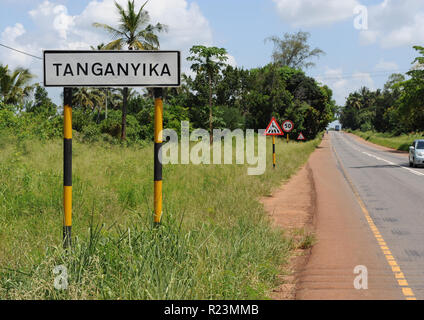 Tanganica, Tanzania prima dell indipendenza, è ora il nome del nuovo villaggio nella regione di Tanga sull autostrada A14-B1 parte del grande Nord strada spianata dai cinesi. Foto Stock