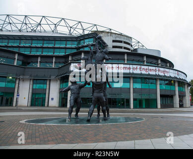 Fuori dallo stadio di rugby di Twickenham, Inghilterra, Regno Unito con la statua di Gerald Laing 'Line out' Foto Stock