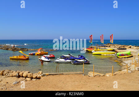 Barche a noleggio sulla spiaggia di Paphos un villaggio turistico di Cipro Foto Stock