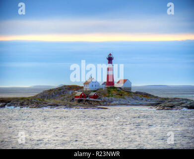 Faro solitaria su una piccola isola, Norvegia Foto Stock