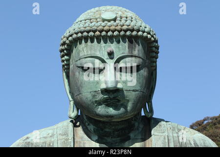 Daibutsu, la grande statua del Buddha a Kotoku-in tempio a Kamakura, nella prefettura di Kanagawa, Giappone Foto Stock