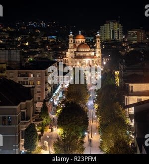 Vista notturna della principale area pedonale di Korce in Albania che conduce fino alla risurrezione di Cristo Cattedrale Ortodossa visto dal di sopra. Foto Stock