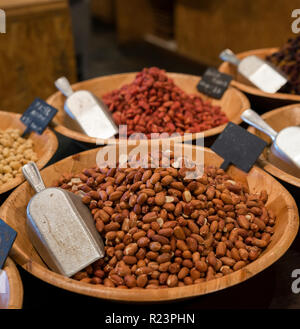 Scrivania in un negozio con arachidi noci nocciole e altra frutta a guscio per la vendita e il consumo Foto Stock