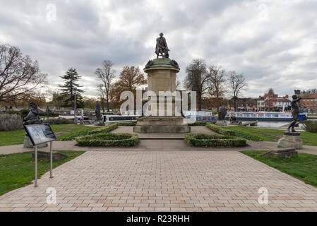 Il memoriale di Gower in Bancroft giardini, Stratford-upon-Avon, Warwickshire include una statua di William Shakespeare Foto Stock