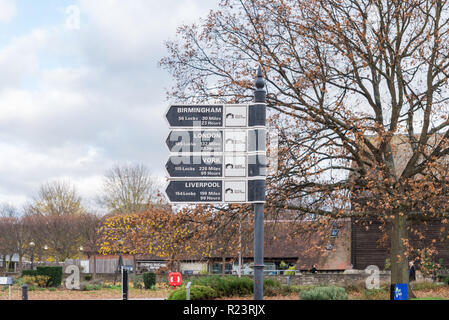 Sul canale e sul fiume segni di trust dal canale in Stratford-upon-Avon, Warwickshire mostrare le distanze a città di Birmingham,Londra,York e Liverpool Foto Stock