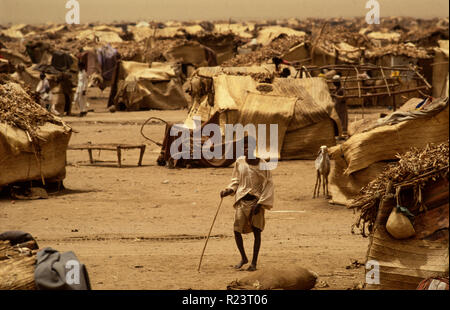 Sudan durante la carestia periodo di maggio-giugno 1985. Questa immagine scansionata in 2018 Foto Stock