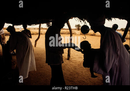 Sudan durante la carestia periodo di maggio-giugno 1985. Questa immagine scansionata in 2018 Foto Stock