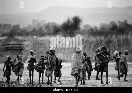 Sudan durante la carestia periodo di maggio-giugno 1985. Questa immagine scansionata in 2018 Foto Stock