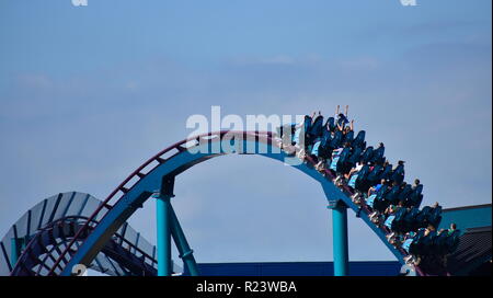 Orlando, Florida. Ottobre 19, 2018 godere Mako rollercoaster con brani che sono alte da terra e che hanno curve strette a Seaworld Theme Park Foto Stock