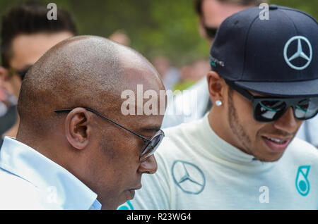 Lewis Hamilton, pilota di Formula 1 Mercedes con padre Anthony Hamilton. Papa'. Padre e figlio. Con papa' Foto Stock