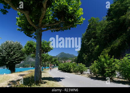 I ciclisti sulla pista ciclabile intorno al lago di Annecy Francia Foto Stock