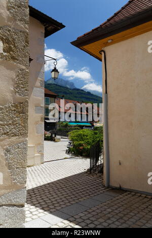 Vista da un cortile in ciottoli Menthon Saint Bernard Lago Annecy Francia Foto Stock