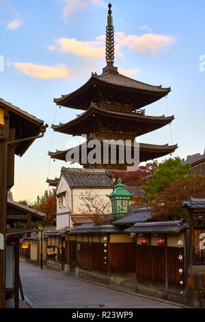 Yasaka Pagoda e Sannen Zaka Street al mattino in Higashiyama, Kyoto, Giappone, Asia Foto Stock