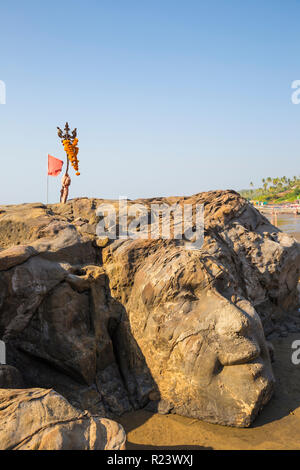 Faccia di pietra del signore Shiva scavata nella roccia, Ozran Beach nota come Little Vagator Beach, Goa, India, Asia Foto Stock