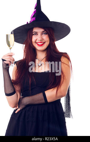 Foto di felice strega con bicchiere di vino con vino in abito nero e hat Foto Stock