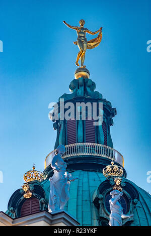 Dome con statua di fortuna, orologio e corone sul Palazzo di Charlottenburg Castle Berlino Germania Foto Stock