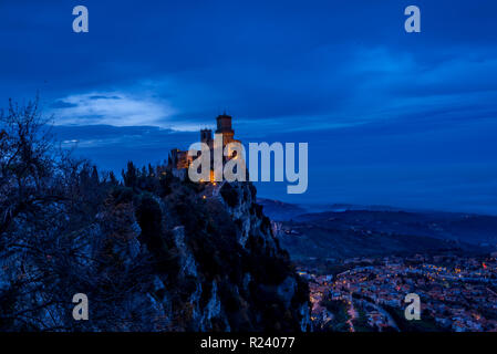 Vista aerea della repubblica di San Marino vicino a Rimini Italia, con castelli medievali e pareti Foto Stock