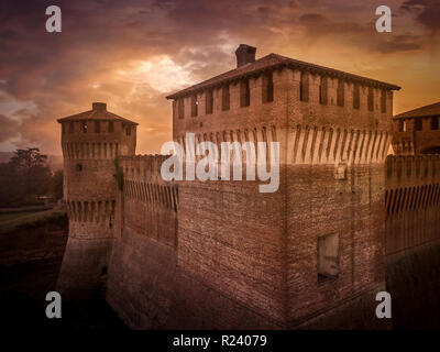 Antenna vista al tramonto del medievale castello di Soncino fatta di mattoni nella regione Lombardia in Italia con drammatica sky Foto Stock