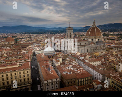 Vista aerea del Firenze Firenze Duomo con cielo nuvoloso su una mattina d'estate in Toscana Italia Foto Stock