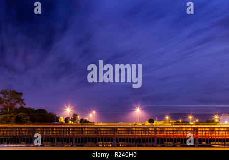 Sul ponte del canale di Corinto, durante midnigh. Tra la regione del Peloponneso e Grecia centrale, Grecia. Foto Stock