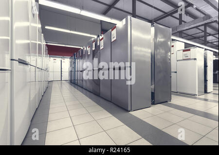 Righe di frigoriferi in appliance store Foto Stock