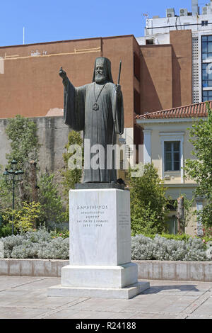 Athens, Grecia - 05 Maggio 2015: Statua di arcivescovo Damaskinos a Platia Mitropoleos ad Atene, in Grecia. Foto Stock