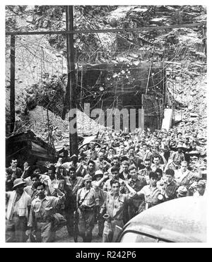 La Regia ripresa resa giapponese degli Americani e Filippini all'entrata del tunnel Malinta, Filippine pochi giorni dopo la resa effettiva nella Seconda Guerra Mondiale 1942 Foto Stock