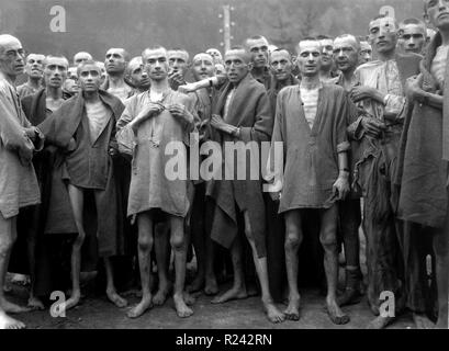 Liberati i prigionieri a Ebensee campo di concentramento 1945. egli Ebensee campo di concentramento fu stabilito dalla SS di costruire gallerie per lo storage degli armamenti vicino alla città di Ebensee, Austria nel 1943 Foto Stock